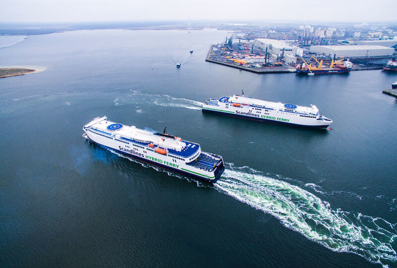 Die neuen Einspritzmodule sollen im Januar 2017 eingebaut werden. Das Bild zeigt die beiden Fähren auf dem Wendeplatz im Rostocker Überseehafen. (Lars Sørensen/Scandlines)