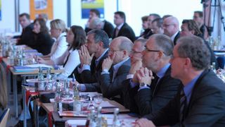 Zahlreiche konzentrierte Gesichter gab es auf der 3. Markenkonferenz B2B, als die Bedeutung der Mitarbeiter für erfolgreiche Marken erläutert wurde.  (Foto: Untch)