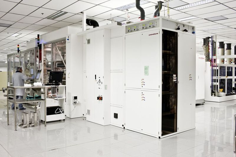 Check der Schlüsselmaschine: In einem Horizontalofen werden Wafer zu Zellen prozessiert. Ein Centrotherm-Techniker prüft die Betriebsbereitschaft. Bild: Centrotherm (Archiv: Vogel Business Media)