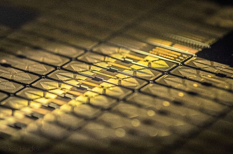 IonQ hat den ersten europäischen Quantencomputer in Betrieb genommen: Das Forte-System von IonQ lässt sich auf bis zu 36 algorithmische Qubits (#AQ) skalieren und kann über 34 Milliarden Möglichkeiten gleichzeitig verarbeiten.  (Bild: IonQ)