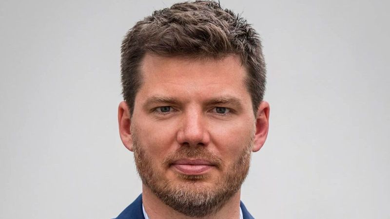 Michael Löhe, Vorstand Vertrieb Renault Deutschland: „Wir werden uns 2024 insbesondere mit unseren neuen Produkten wieder stärker auf gesundes Wachstum konzentrieren und rechnen mit einem Plus von circa 20 Prozent gegenüber dem Vorjahr. Unsere Händler erwartet ein Produktfeuerwerk mit acht Neueinführungen: Den Start macht der Renault Grand Kangoo im März. Mit den neuen SUVs Scenic, der vollelektrisch ist, und Rafale, der auch als als Allrad-PHEV erhältlich sein wird, wollen wir Kundengruppen erobern, die Renault bislang nicht auf ihrer Shopping-List hatten. Wir merken aktuell, dass der Markt schwierig ist und sich der Wettbewerb teils aggressiv positioniert. Wir werden darauf reagieren, die Preisspirale nach unten aber nicht mitgehen. Unsere grundsätzlich strategische Ausrichtung ‚value before volume‘ bleibt auch 2024 bestehen.“   (Bild: Renault)