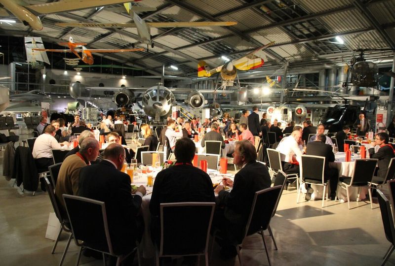 Das Abendessen fand zwischen den Flugzeugen aus. (Bild: Fujitsu)