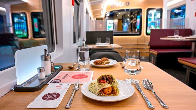 Bordrestaurant im ICE L. (Bild: Deutsche Bahn / Dirk Wittmann)