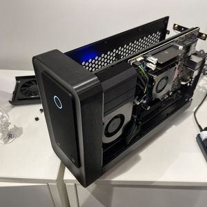 Den zusätzlichen Platz haben die Zotac-Entwickler zudem für ein überarbeitetes Kühlsystem genutzt, das für einen leiseren Betrieb unter Last sorgen soll. Der große Kühlkörper mit Lüfter vorn im Gehäuse führt die Abwärme des Core Ultra 7 265 über Heatpipes ab. Der hintere Lüfter über der CPU kühlt zusätzlich Spannungsregler und Arbeitsspeicher. (Bild: Vogel IT-Medien)