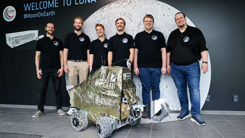 The FZI team with the rover: Nicolas Hügel, Marvin Swatek, Elias Birkefeld, Niklas Spielbauer, Robert Wilbrandt, Dr.-Ing. Georg Heppner (from left to right) (Image:FZI)