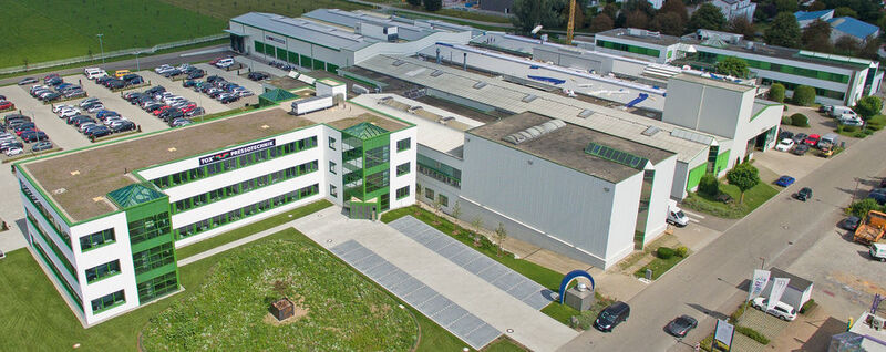 Damit kamen 2800 m² Geschossfläche im Verwaltungsgebäude sowie 3000 m² Nutzfläche hinzu. (TOX Pressotechnik)