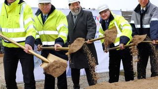 Dr. Matthias Steiner (Momentive), Rich Owins (Momentive), Bernhard Marewski (Mayor Leverkusen), Jack Boss (CEO, Momentive), Dr. Ernst Grigat (Head of Chempark) break ground for Momentive's new NXT Silane plant in Leverkusen, Germany. (Momentive/Business Wire)
