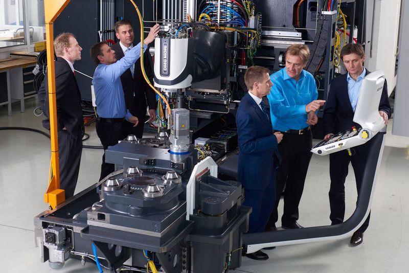 Aufbauend auf ein konkretes Investitionsprojekt entwickeln Experten von Schaeffler und Deckel Maho Pfronten ein Maschinenkonzept „Werkzeugmaschine 4.0“, das vom Sensor bis in die Cloud bestehende Technik mit neuen digitalisierten Komponenten vernetzt und einen konkreten Schritt in Richtung digitalisierte Produktion darstellt. (Bild: Kuhnle-Knödler Fotodesign)