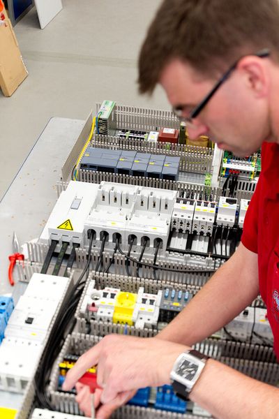 L&R Kältetechnik fertigt seine Schaltschränke schon länger selbst und bietet das jetzt auch als Dienstleistung für andere Unternehmen an. (Bild: L&R Kältetechnik)