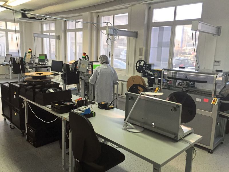 Die durchgängige Verwaltung von Auftrags- und Produktionsdaten, vom Testcenter (Bild) bis zur Produktion und Auslieferung, gewährleistet, dass sämtliche Chargen lückenlos zurückverfolgbar sind und somit den strengen Forderungen der Medizintechnik entsprechen.  (HMT microelectronic AG)