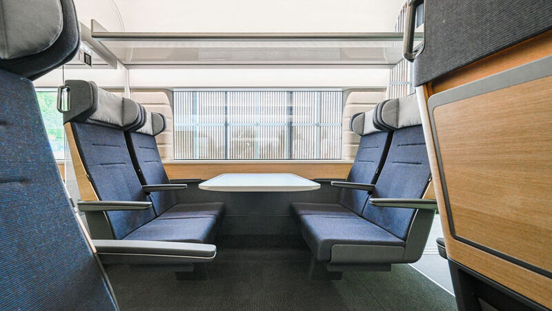 Die Doppelsitze in der 2. Klasse haben einen Bankcharakter, sind jedoch individuell verstellbare, vollwertige Einzelsitze. (Deutsche Bahn AG / Max Lautenschläger)