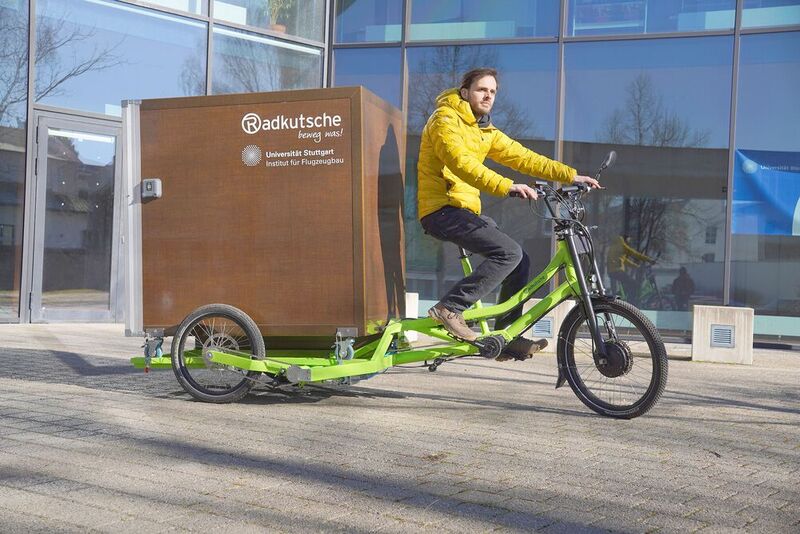 Nachhaltiger Drahtesel! Forscher an der Universität Stuttgart haben mit dem Unternehmen Fahrradkutsche dieses Schwerlast-Fahrrad für den urbanen Lieferverkehr entwickelt. Dessen Leichtbau-Transportbox besteht aus flachsfaserverstärktem, biobasiertem Kunststoff.