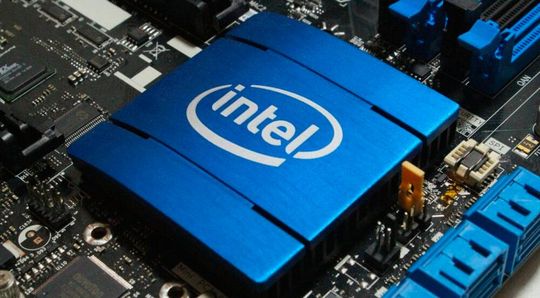 Der Slogan Intel inside trifft bei Chinas Behörden momentan auf wenig Gegenliebe. Denn eine Richtlinie sieht jetzt vor, dass westliche Chips aus Regierungshardware entfernt werden sollten, um eigene Systeme zu nutzen. Das betrifft Intel und AMD. Auch das i-Phone sei verdächtig ...(Bild:  Intel)