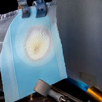 Wacker zeigt auf der Battery Show in Stuttgart vom 9. bis 11. Juni, was man mit Silicon in der Elektromobilität alles erreichen kann. Dazu gehört etwa das Elastomer Elastosil CM RT, das sich bei einwirkender Hitze in Keramik verwandelt und Strahlung abschirmt. Aber das ist noch nicht alles ... (Bild: A. Zeller / Wacker)