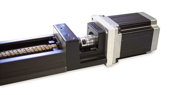 Für eine präzise Bewegungssteuerung ist der Servomotor durch eine spielfreie flexible Beamkupplung mit einer Leitspindel gekoppelt. Für eine präzise Bewegungssteuerung ist der Servomotor durch eine spielfreie flexible Beamkupplung mit einer Leitspindel gekoppelt.