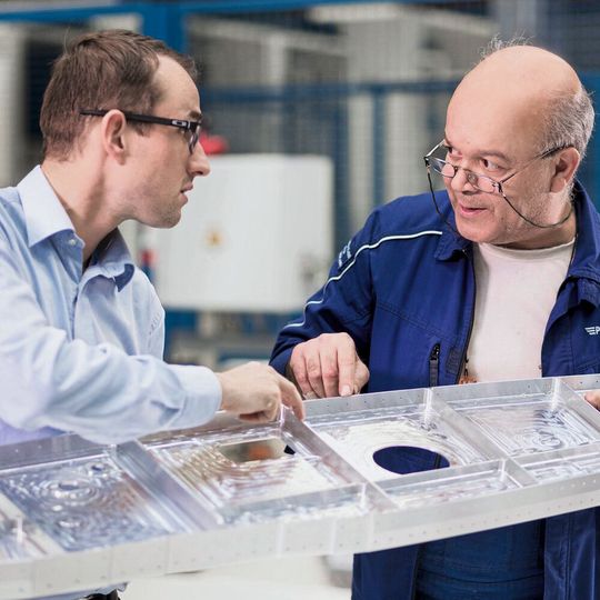Pilatus bearbeitet auf dem FFS der Starrag Teile von 750 mm bis zu 4000 mm Länge. Walter Duss (links), Abteilungsleiter bei Pilatus, weist darauf hin, dass die zu bearbeitenden Strukturbauteile mit Wandstärken von teilweise nur 1,2 Millimetern extrem filigran sind: «Mit den ECOSPEED F Maschinen erreichen wir eine hervorragende Qualität und sind deutlich produktiver als früher.» Pilatus bearbeitet auf dem FFS der Starrag Teile von 750 mm bis zu 4000 mm Länge. Walter Duss (links), Abteilungsleiter bei Pilatus, weist darauf hin, dass die zu bearbeitenden Strukturbauteile mit Wandstärken von teilweise nur 1,2 Millimetern extrem filigran sind: «Mit den ECOSPEED F Maschinen erreichen wir eine hervorragende Qualität und sind deutlich produktiver als früher.»