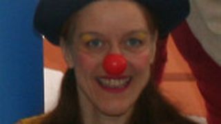 Astrid Haag alias „Frau Dr. Schnuggelisch“ bringt Abwechslung in den Krankenhausalltag von Kindern. (Foto: Kfz-Innung)