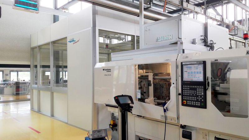 So sahen die vorherigen Installationen bei Stamm aus: Die Spritzgießmaschine ist komplett außerhalb positioniert und an den Reinraum lediglich angedockt. (Stamm Spritzgießtechnik /Schilling Engineering)