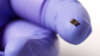 Weltrekordsolarzelle mit 44,7 Prozent Wirkungsgrad, bestehend aus vier Teilsolarzellen auf Basis von III-V Halbleitern, für die Anwendung in der Konzentrator-Photovoltaik. (Fraunhofer ISE)