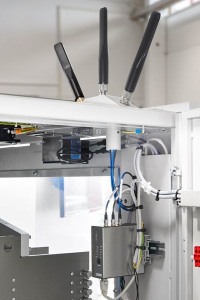 Vor dem Access Point WLAN 2100 kam in den ersten Jahren nach dem Marktstart noch der WLAN 5100 mit externen Antennen zum Einsatz. (Phoenix Contact)
