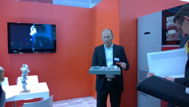 Dr. Ingo Ederer, GF von Voxeljet, stellt auf der Euromold 2014 das Phenol-Direct-Binding-Verfahren vor. Damit können Keramikkomponenten 3D-gedruckt werden. (Bild: D.Quitter, konstruktionspraxis)