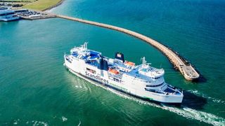 Die Fähre der Reederei Scandlines zwischen Puttgarten und Rødby verkehrt täglich im halbstündigen Takt. (Siemens)