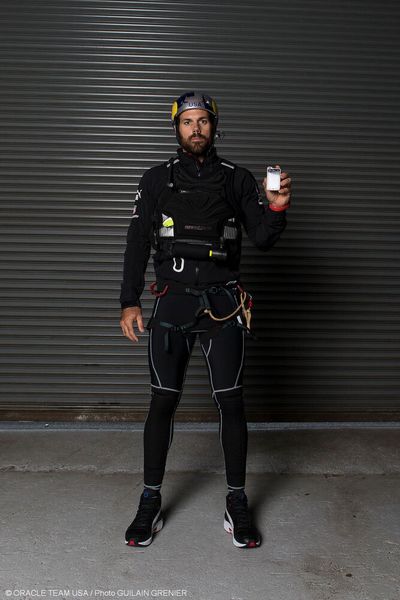 Nachdem es beim America´s Cup bereits mehrfach zu tödlichen Unfällen gekommen ist, sind die Crews inzwischen mit einer Vielzahl von Sicherheits-Equipment ausgestattet. Dazu gehören auch Vitalsensoren etwa für den Herzschlag, deren Werte drahtlos übertragen werden. ( ACEA)