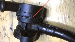 Kleine Ursache, riesige Wirkung: Eine Werkstatt hatte wohl bei der Überholung bzw. dem Einbau des Motors das AKF-Ventil beschädigt und kurzerhand „geklebt“. Leider war es nicht dicht, und der Motor zog Falschluft. Ein Fall, den kein Fehlerspeichersystem der Welt berücksichtigt. Doch Diagnosefachmann Burkard Wild kam nach langer Suche dem Fehler auf die Spur. (Bild: Burkard Wild)