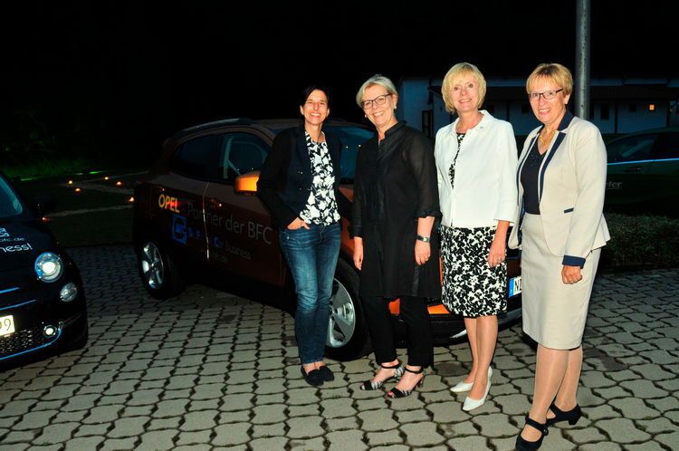 Handel trifft Hersteller: (v. li.) Die Opel-Händlerinnen Margit Kohl-Woitschik und Barbara Dornig mit Heike Herzog und Angelika Walther (beide Adam Opel AG). (Zietz/»kfz-betrieb«)