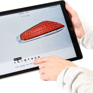 Auf der Webseite können Farben, Oberflächenstrukturen und Icons ausgewählt werden. Auch einen eigenen Schriftzug können Kunden eingeben.(Bild:  BMW Group)