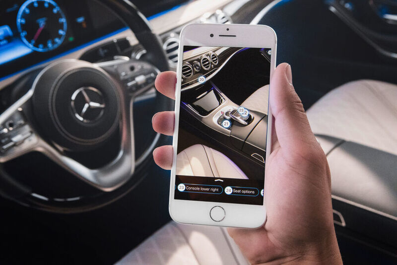 An Stelle eines Verkäufers oder Produktexperten antwortet die künstlich-intelligente App „Ask Mercedes“ auf Fragen von Kunden zu Funktionen neuer Modelle.  (Daimler AG)