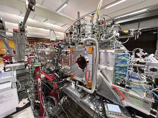 Das Bild zeigt den Aufbau am Freie-Elektronen-Röntgenlaser SwissFEL, mit dem die ultrakurzen Röntgenpulse erzeugt wurden, die für die Untersuchung des DNA-Reparaturmechanismus benötigt werden.(Bild:  DESY, A. Pateras)