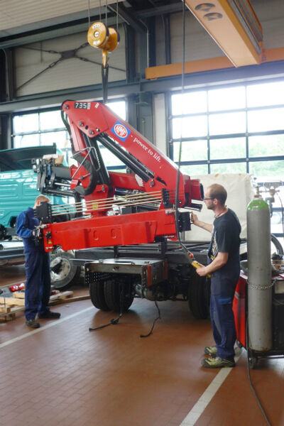 Rosier betreibt seit Mai den Vertrieb, Service und Aufbau von Lkws mit Ladekranen der Firma HMF. (Foto: Rosier)
