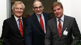 Einweihung des Carl Röhling Saales an der BVL (v.l.n.r.): Prof. Peer Witten, Stiftungsrats-Vorsitzender DAV, Thomas Herwig, geschäftsführender Gesellschafter Röhling & Co. Holding und Dr. Norber Bensel, HIWL-Gründungsrektor. Bild: BVL (Archiv: Vogel Business Media)