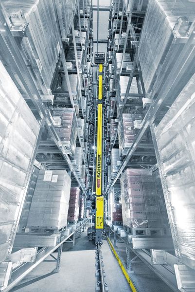 Im neuen, als Kanallager konzipierten Tiefkühl-HRL von Hochreiter Fleischwaren sind zwei RBG des Typs „Exyz“ eingesetzt; das Kanalfahrzeug „Orbiter“ fungiert als Lastaufnahmemittel. (SSI Schäfer)