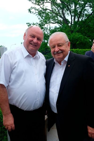 Verstehen sich gut: Helmut Peter (Vorsitzender der Berufsfachschule BFC, li.) und ZDK-Präsident Jürgen Karpinski.  (Zietz/»kfz-betrieb«)