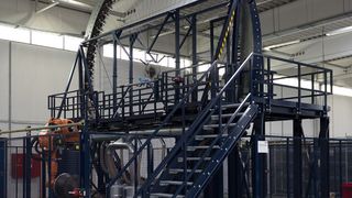 ThyssenKrupp Carbon Components und Maxion Wheels entwickeln und vermarkten gemeinsam Leichtbau-Felgen aus Aluminium und CFK. In der abgebildeten Carbon-Flechtanlage werden diese beiden Materialien miteinander verflochten. (Foto: ThyssenKrupp)