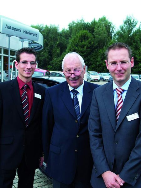 Seit 2001 stets unter den fünf besten Seat-Händlern in Deutschland: der Internetverantwortliche Thomas Forchert zusammen mit den beiden Geschäftsführern vom Autopark Hackerott: Heinrich Hackerott und Christian Hackerott (v.l.) (Archiv: Vogel Business Media)