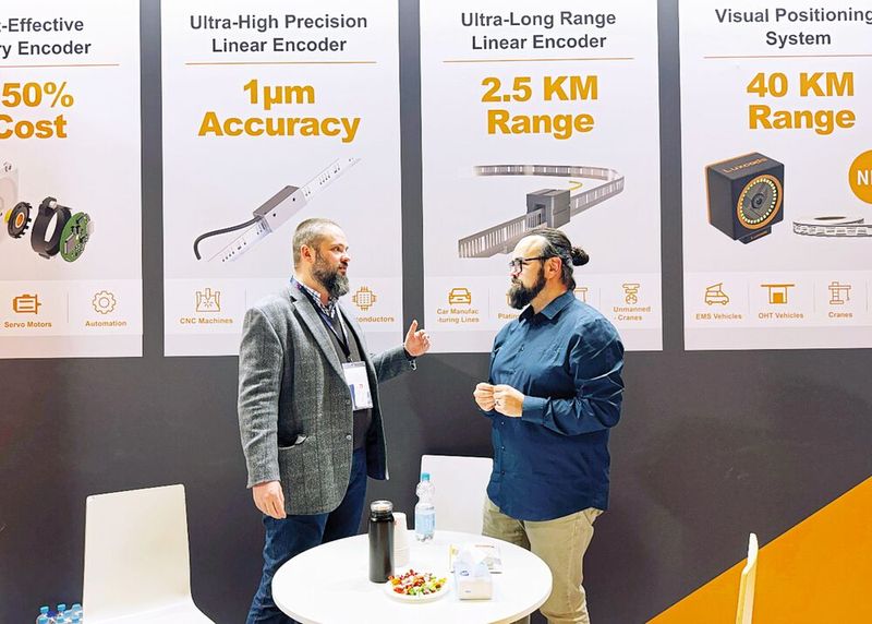 Constantin Radjapaksa von Luxcode im Interview mit Manuel Christa, Redakteur von Elektronikpraxis. (Bild: Manuel Christa/VCG)