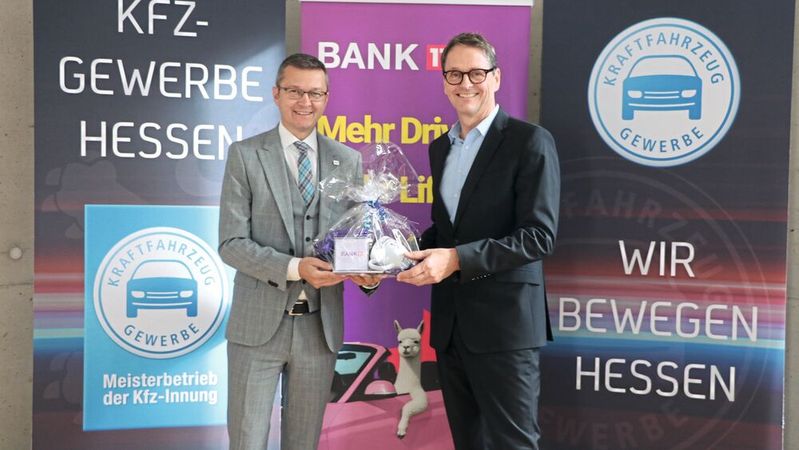 Der Landesverband Hessen des Kraftfahrzeug-Gewerbes kooperiert seit Oktober mit der Bank 11. Im Bild: Benjamin Klatt, Bereichsleiter Vertrieb Kfz der Bank 11, und Joachim Kuhn, Geschäftsführer des Landesverbands Hessen.(Bild:  Bank 11)