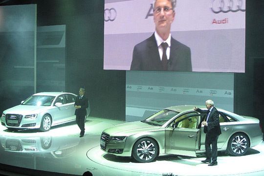 Audi-Chef Rupert Stadler (links) und Entwicklungsvorstand Michael Dick präsentieren den neuen Audi A8. (Archiv: Vogel Business Media)