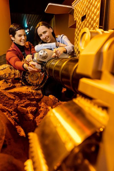 Mädchen und Frauen für Technik und Naturwissenschaften zu begeistern ist schwierig. Lehrer und Eltern könnten mehr dazu beitragen, aber auch Unternehmen stehen in der Pflicht. Moderne Strukturen wie flexible Arbeitszeiten, Home Office oder Teilzeitarbeit sind ein Muss. (Philipp Schmidli / Maxon)