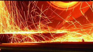 Wenn beim Schleifen die Funken sprühen, ist das alleine noch kein Grund zur Besorgnis. Schleiffehler lassen sich mit der nötigen Sachkenntnis vermeiden. Bild: Winterthur (Archiv: Vogel Business Media)