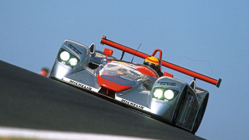 Frank Biela fährt bei den 24 Stunden von Le Mans 2000 den Audi R8 mit der Nummer 8, den er sich mit Emanuele Pirro und Tom Kristensen teilt. Es ist der erste von 13 Siegen von Audi in Le Mans und der erste von fünf für Biela, der am Ende seiner Karriere der erfolgreichste Deutsche in Le Mans sein wird. (Bild: Audi)