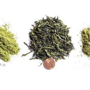 Abb. 1: Vergleich der Vermahlung von Grünem Tee, links mit einer Rotor-Schnellmühle und rechts mit einer Planeten-Kugelmühle. 