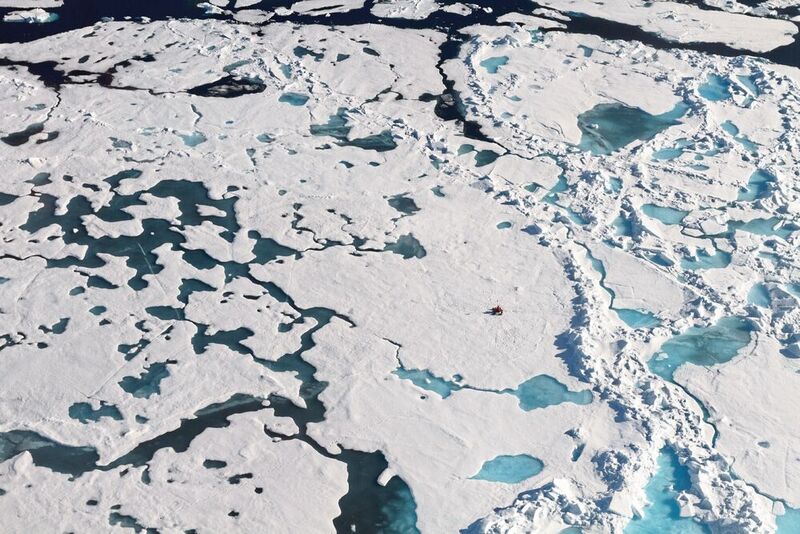 Einsatzort: Arktis. Aus der Ferne betrachtet sieht es aus wie unberührte Natur. (Bild: Alfred-Wegener-Institut / Mine Tekman)
