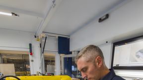 „In der Zelle“: Marc Unger, Operations Manager bei Blechnext, überprüft das mithilfe des Roboterarms in der Biegezelle automatisiert abgekantete Blechteil.   (Bild: Blechnext)