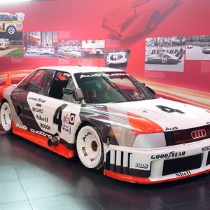 Den Audi 90 quattro IMSA GTO hat Audi 1989 in der amerikanischen IMSA-GTO-Rennserie eingesetzt. Er sollte nach vorangegangenen Erfolgen im Rallyesport und dem Gewinn der ebenfalls in den USA angesiedelten Trans-AM-Serie 1988 mit dem Audi 200 quattro Trans-AM die Überlegenheit des quattro-Antriebs auch auf der Straße demonstrieren. Der vom Sport quattro S1 Pikes Peak abgeleitete, turboaufgeladene 5-Zylinder-Reihenmotor mit 2,2 Liter Hubraum leistet bis zu 530 kW (720 PS).(Bild:  Dominsky – VCG)