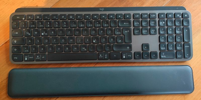 Das Keyboard ist sehr flach und fühlt sich beim Tippen wie eine hochwertige Notebook-Tastatur an. Die gepolsterte Handballenablage gehört zum Lieferumfang. (Bild: Vogel IT-Medien)