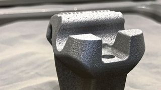 Burgmaier hat per Hybridbau ein Hochdruck-Werkzeug für ZCC Cutting Tools gefertigt. Dabei wurde auf einen konventionell hergestellten Grundkörper der Aufbau per SLM-Verfahren ergänzt. (Bild: Burgmaier)